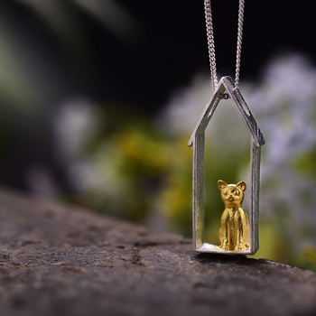 Pendentif chat sur la fenêtre (face)